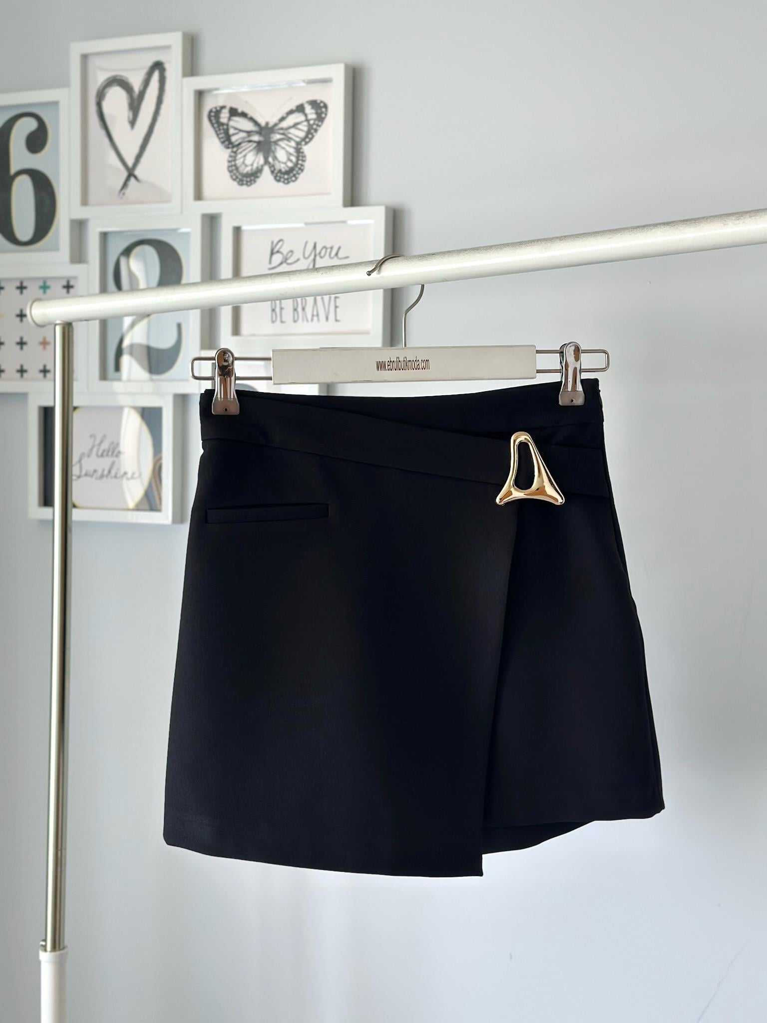 AKSESUAR DETAYLI ŞORT ETEK