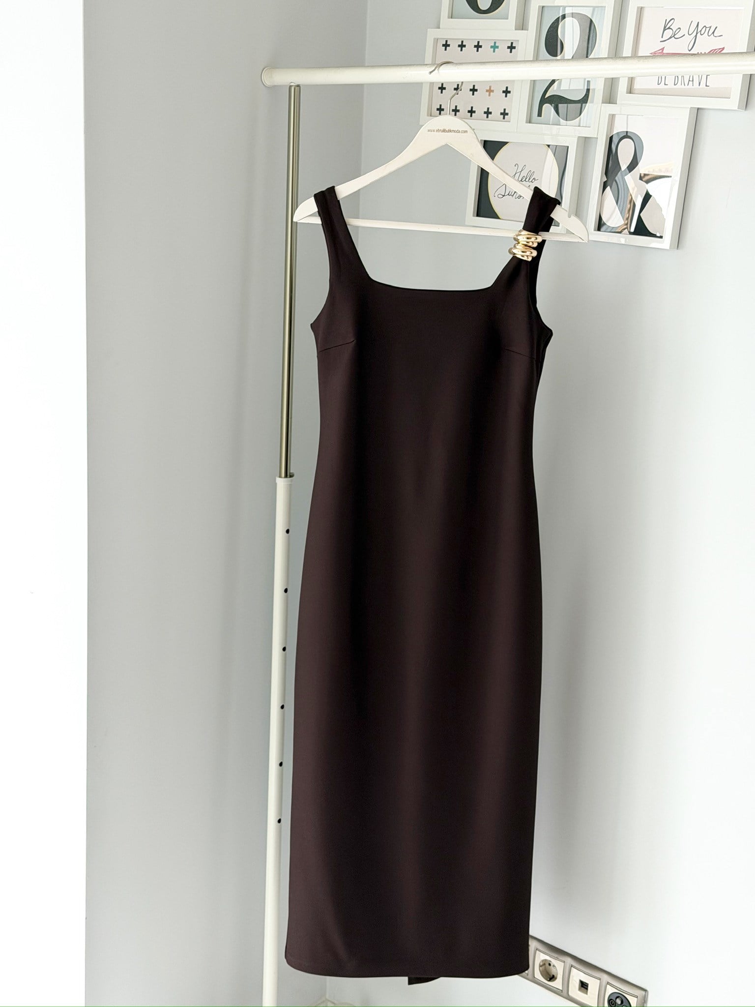 AKSESUARLI MİDİ ELBİSE