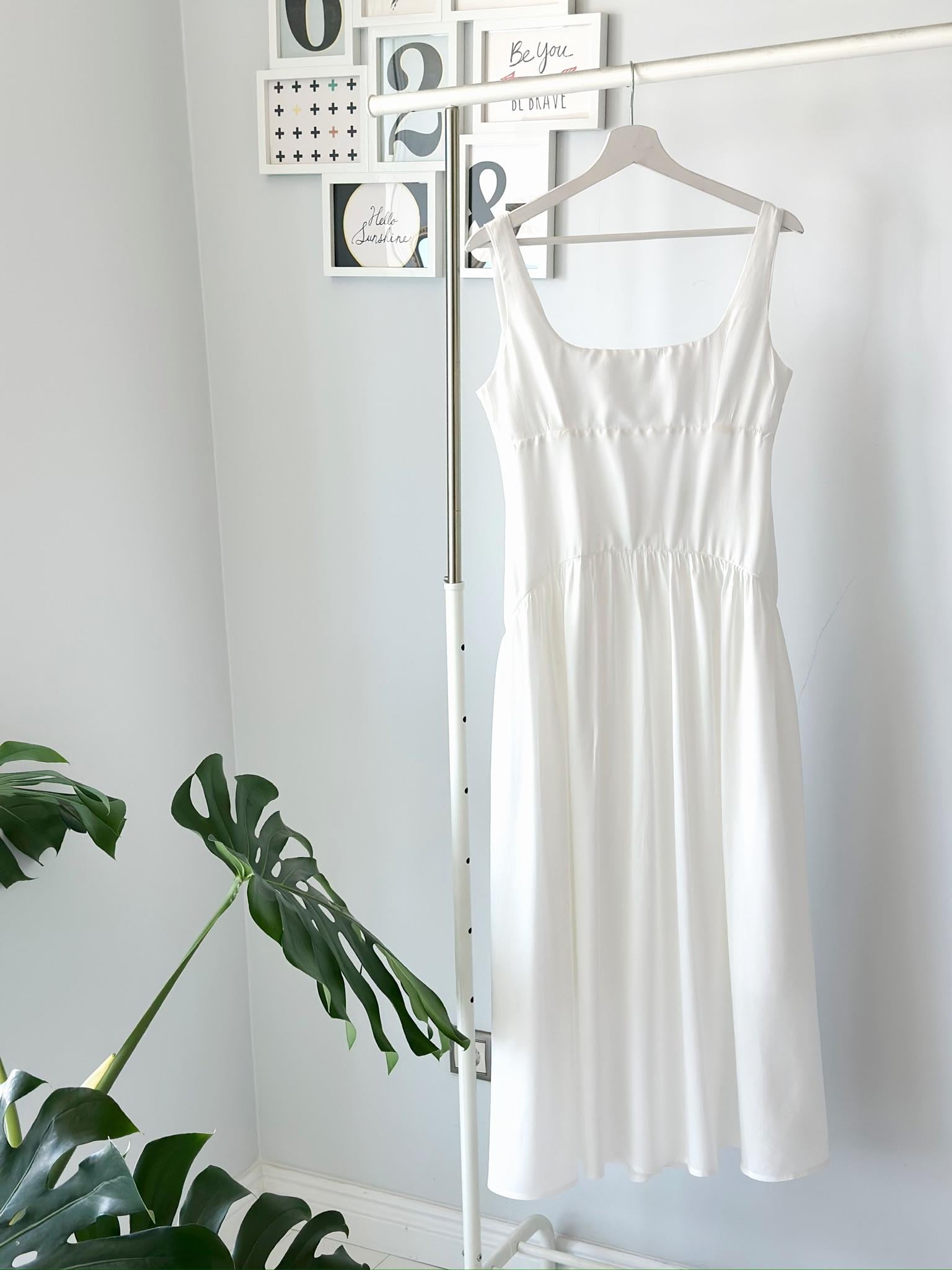 BEYAZ SIRTI AÇIK ELBİSE