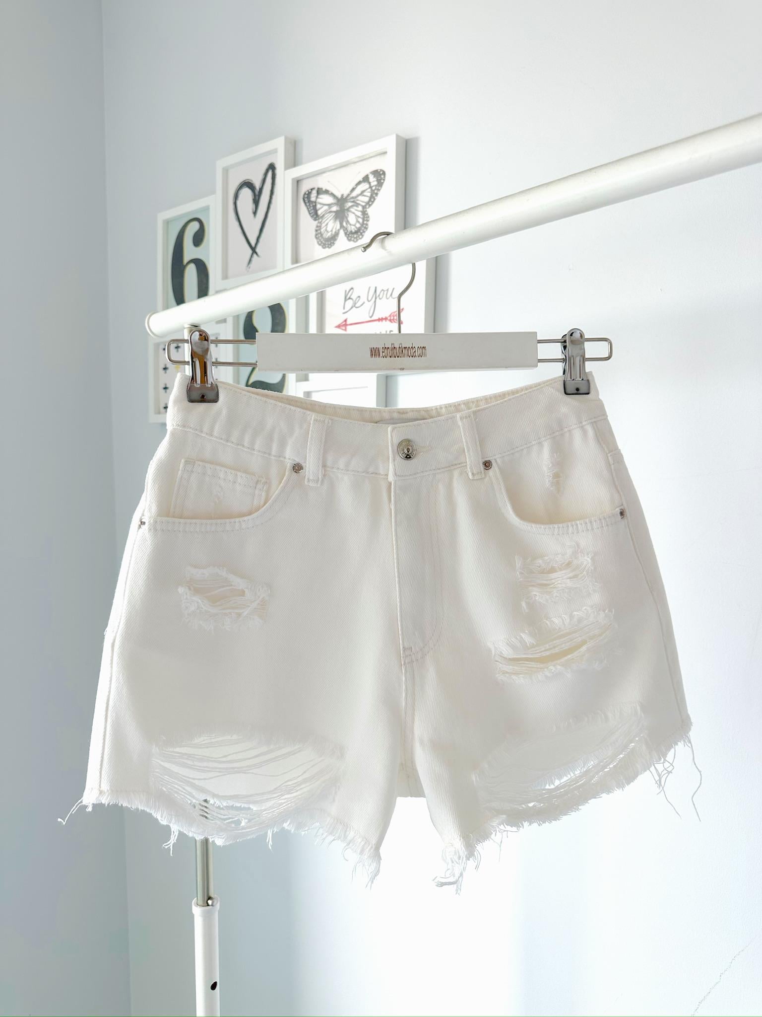 BEYAZ YIRTIKLI ŞORT