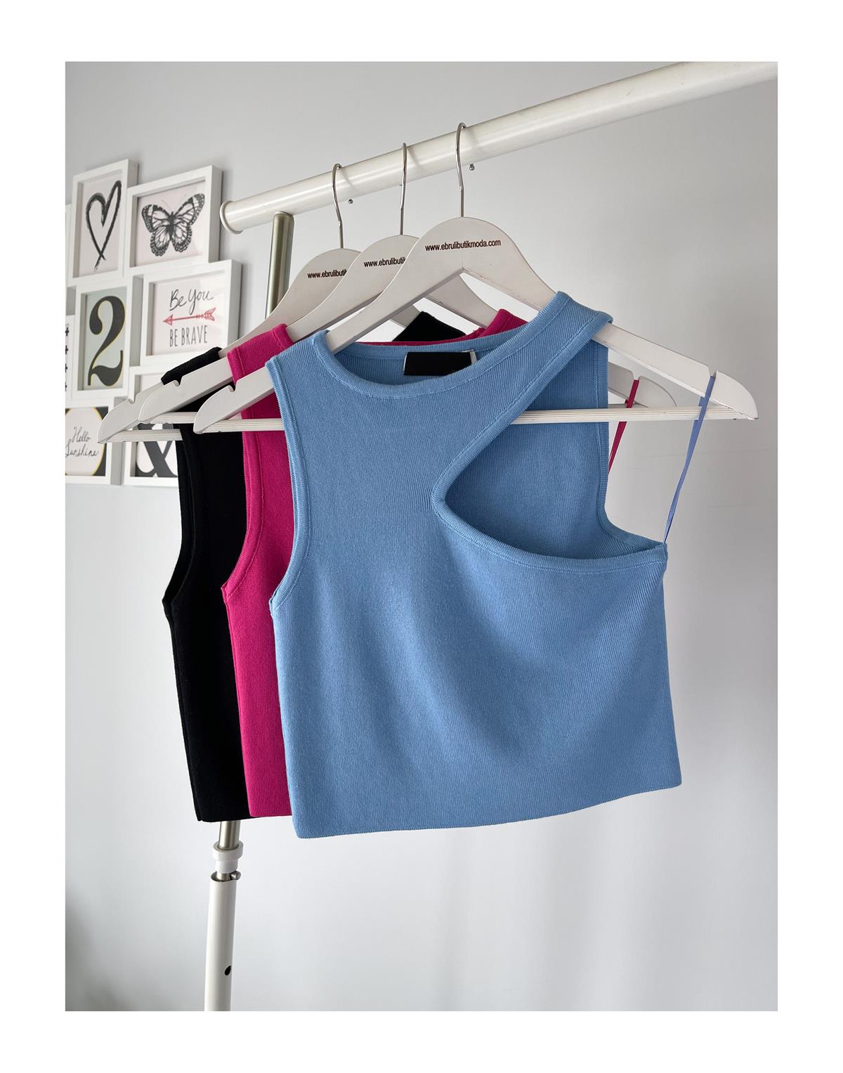 BİSİKLET YAKA ÖNÜ DEKOLTELİ BLUZ