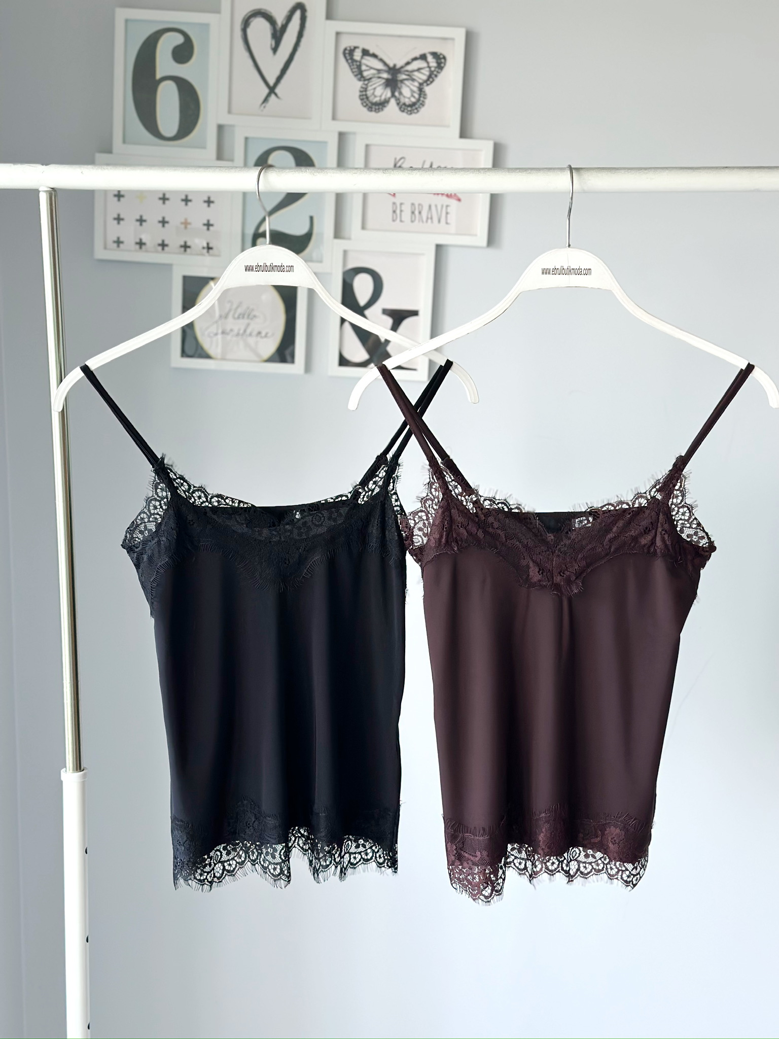 DANTEL ŞERİTLİ ASKILI BLUZ