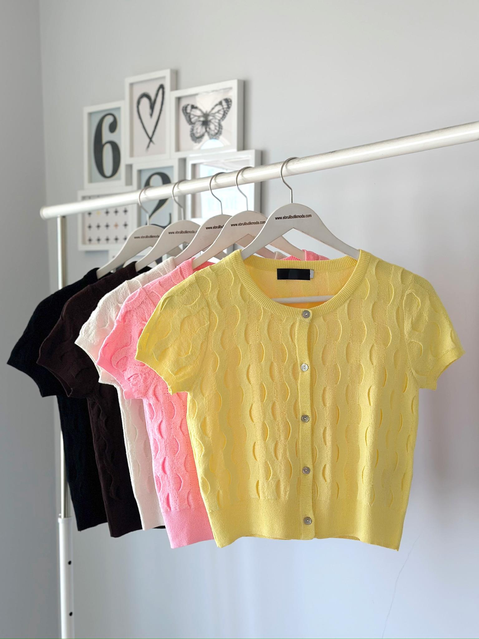 DOKULU DÜĞMELİ YARIM KOL HIRKA