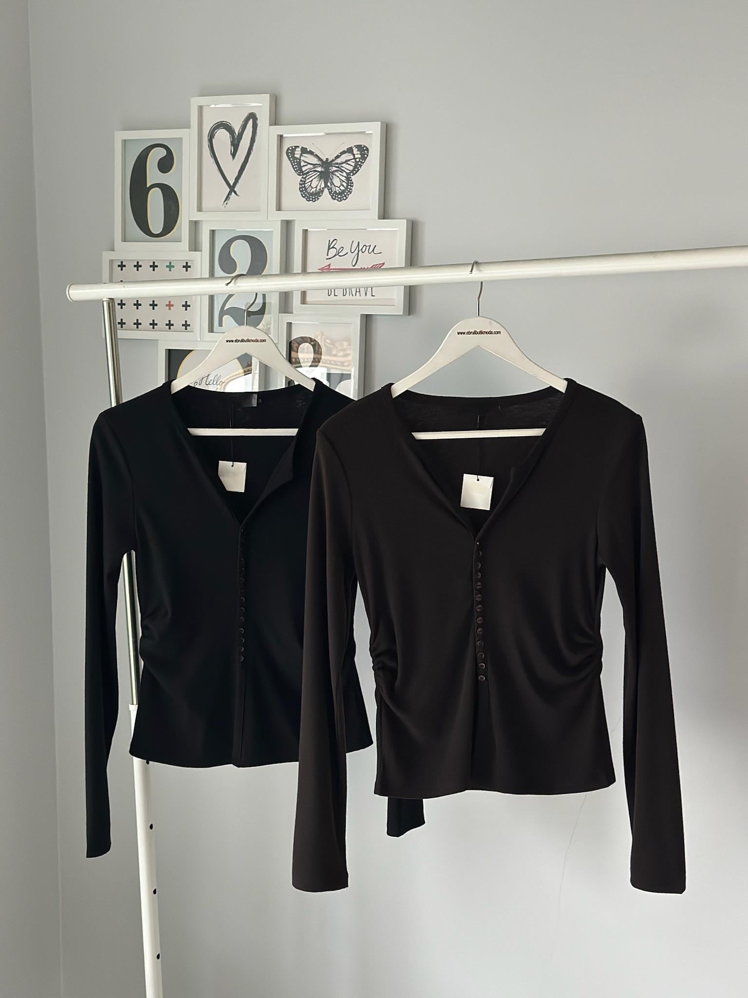 DÜĞME DETAYLI BÜZGÜLÜ BLUZ