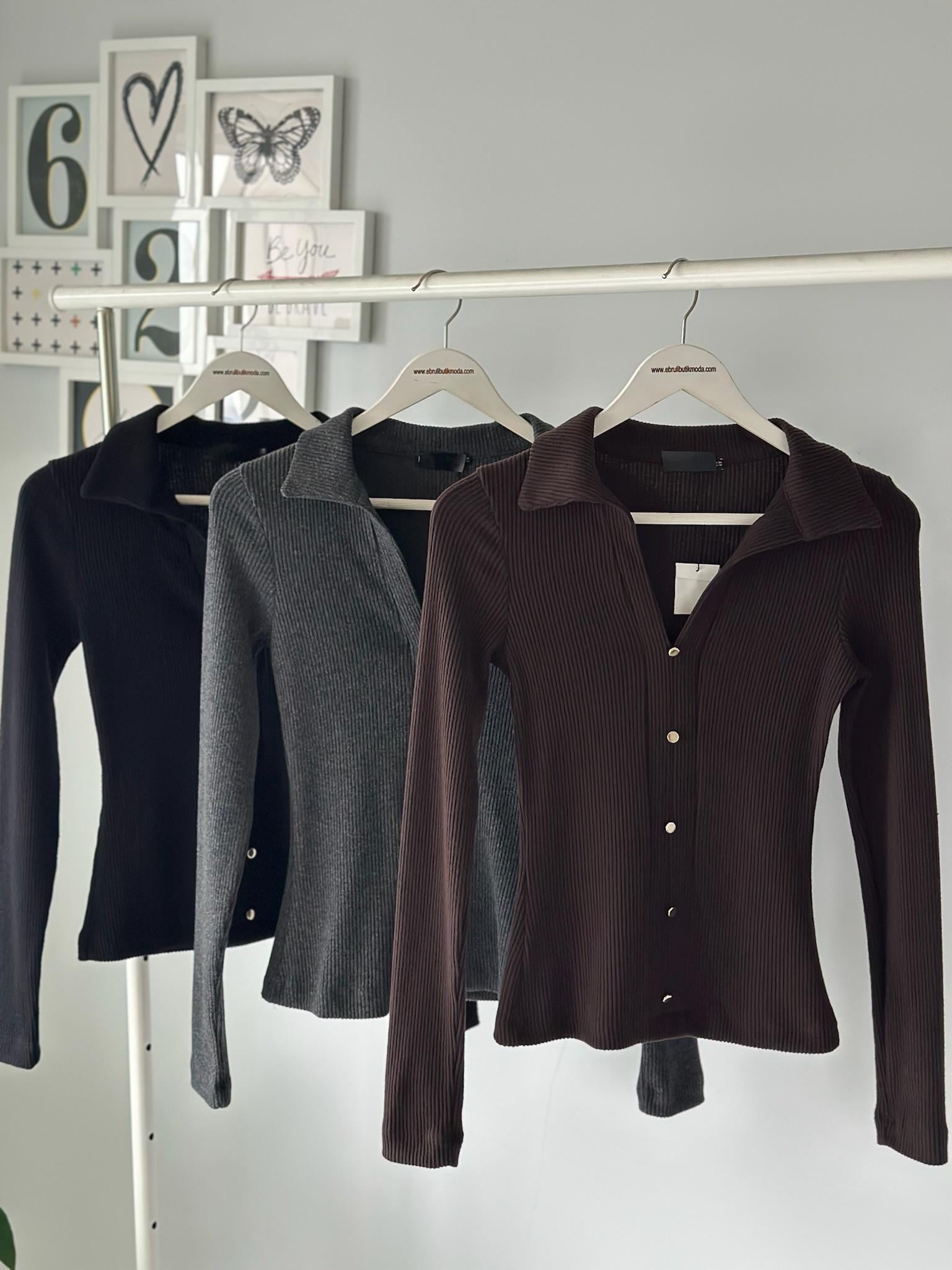 DÜĞME DETAYLI POLO YAKA BLUZ