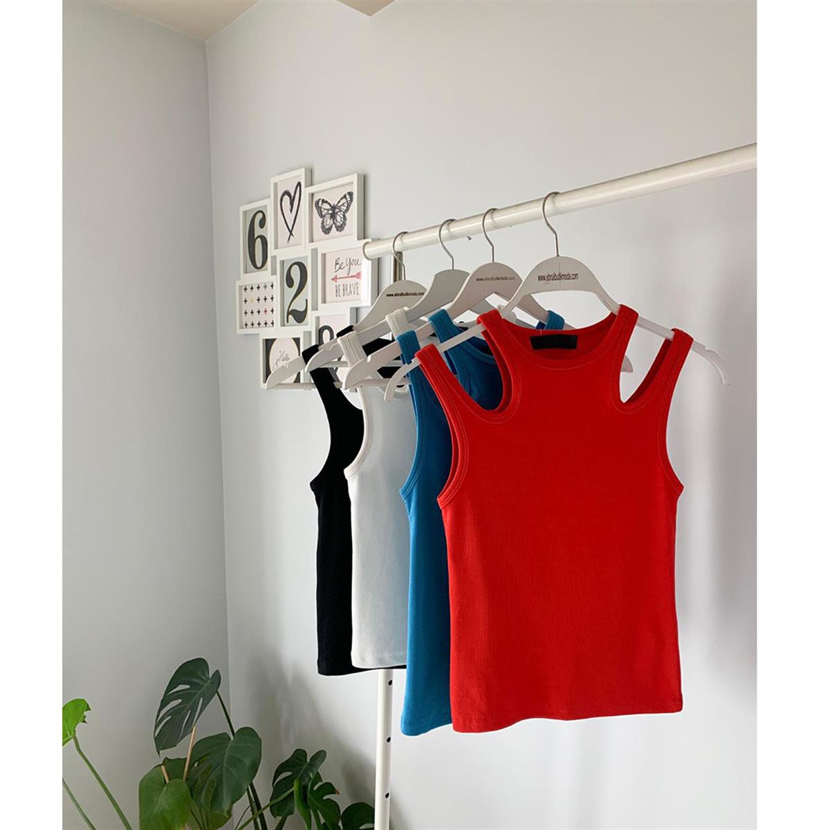 İKİ OMZU AÇIK ATLET