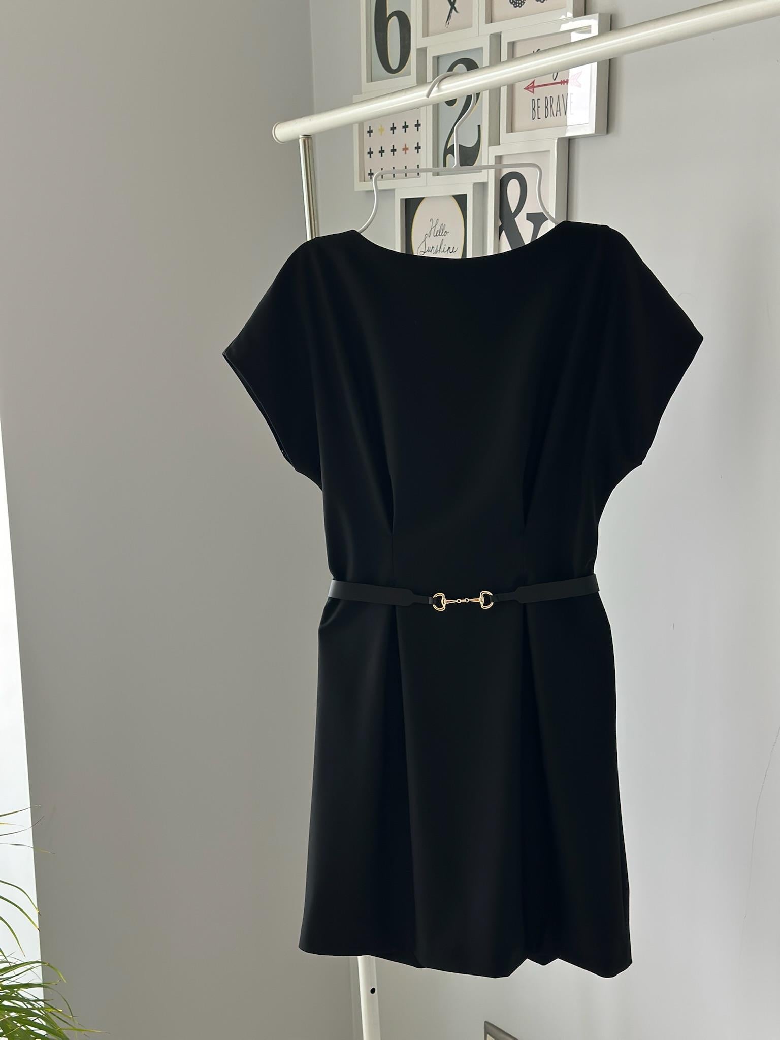 KAYIK YAKA KEMERLİ ELBİSE