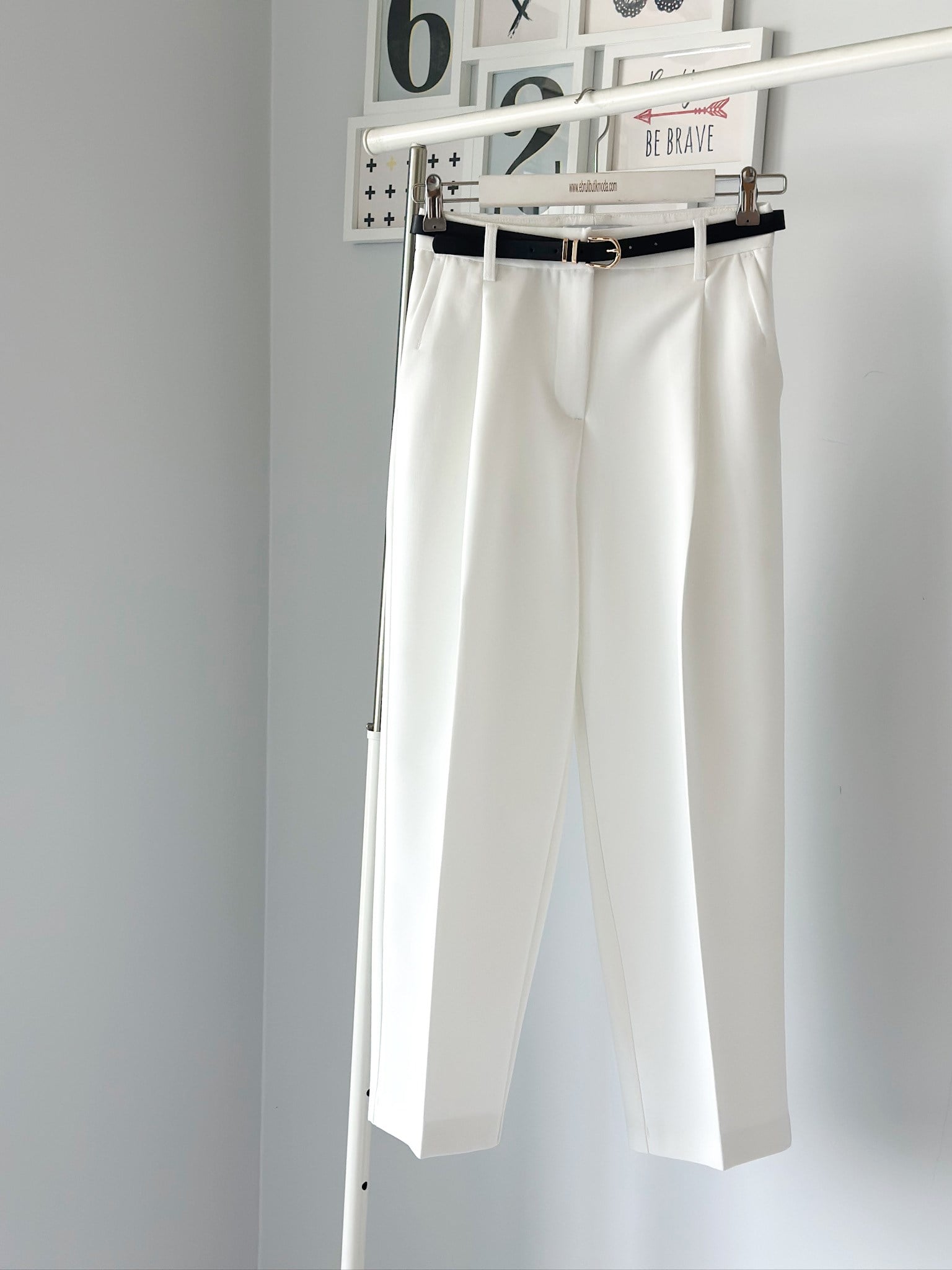 KEMERLİ BEYAZ KUMAŞ PANTOLON