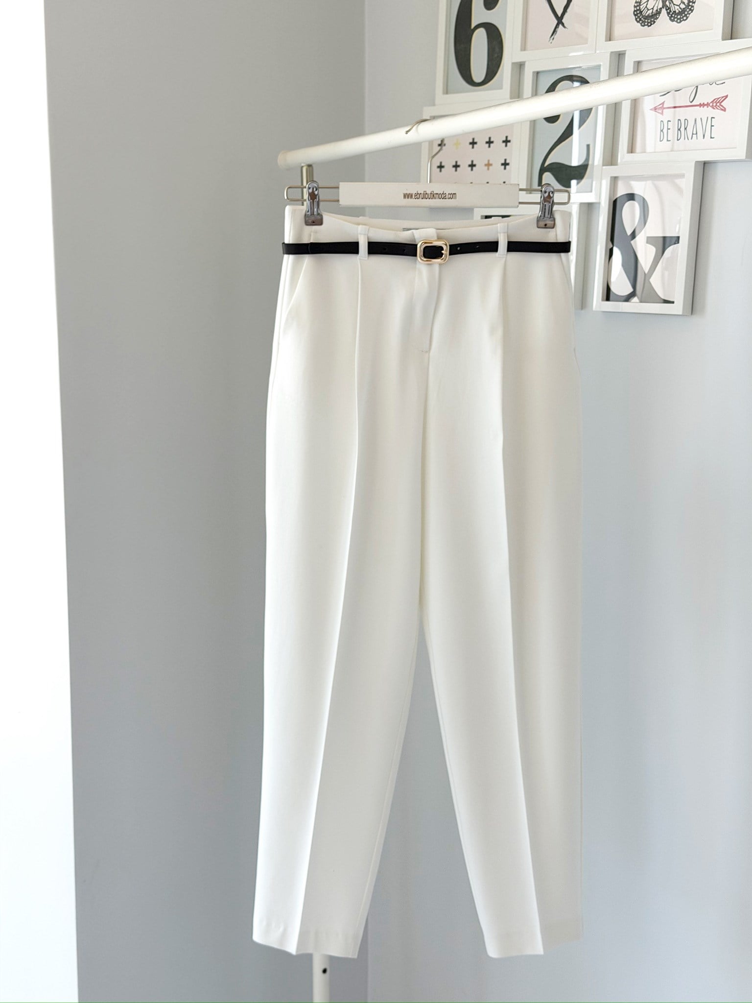 KEMERLİ BEYAZ PİLİLİ PANTOLON