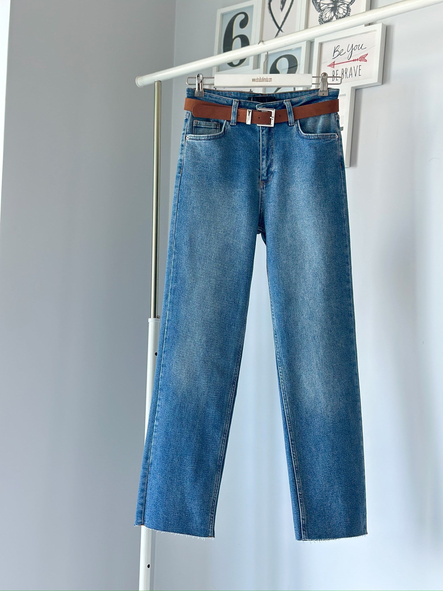 KEMERLİ LİKRALI BOYFİT JEAN