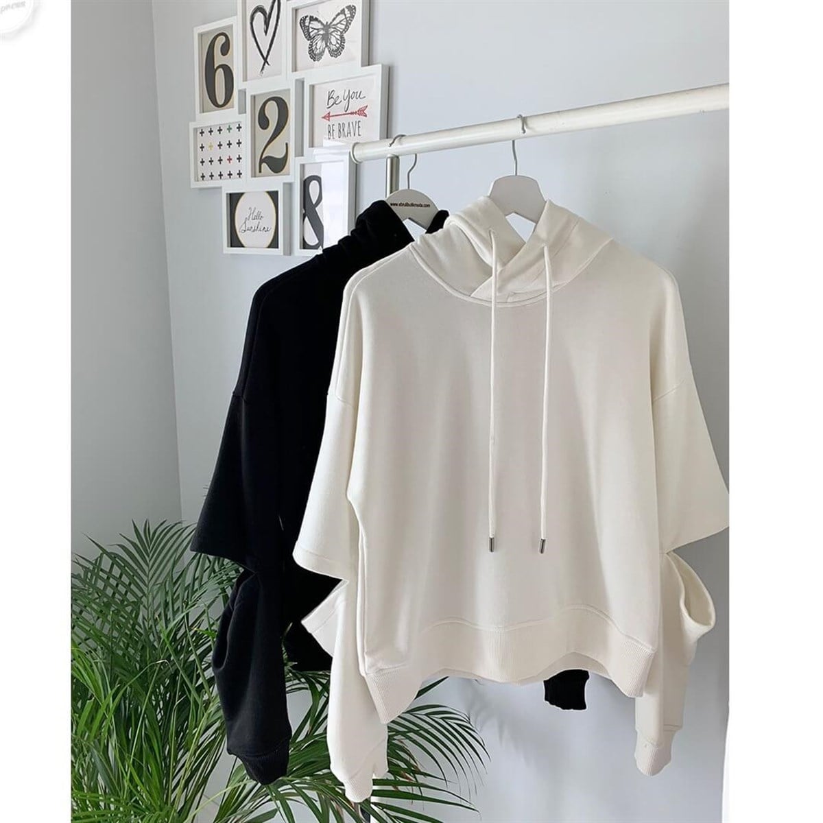 KOLLARI PENCERELİ SWEATSHIRT