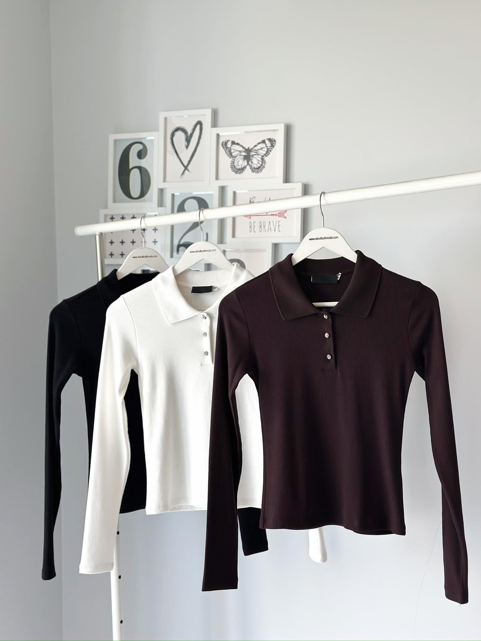 KRİSTAL DÜĞMELİ POLO YAKA BLUZ