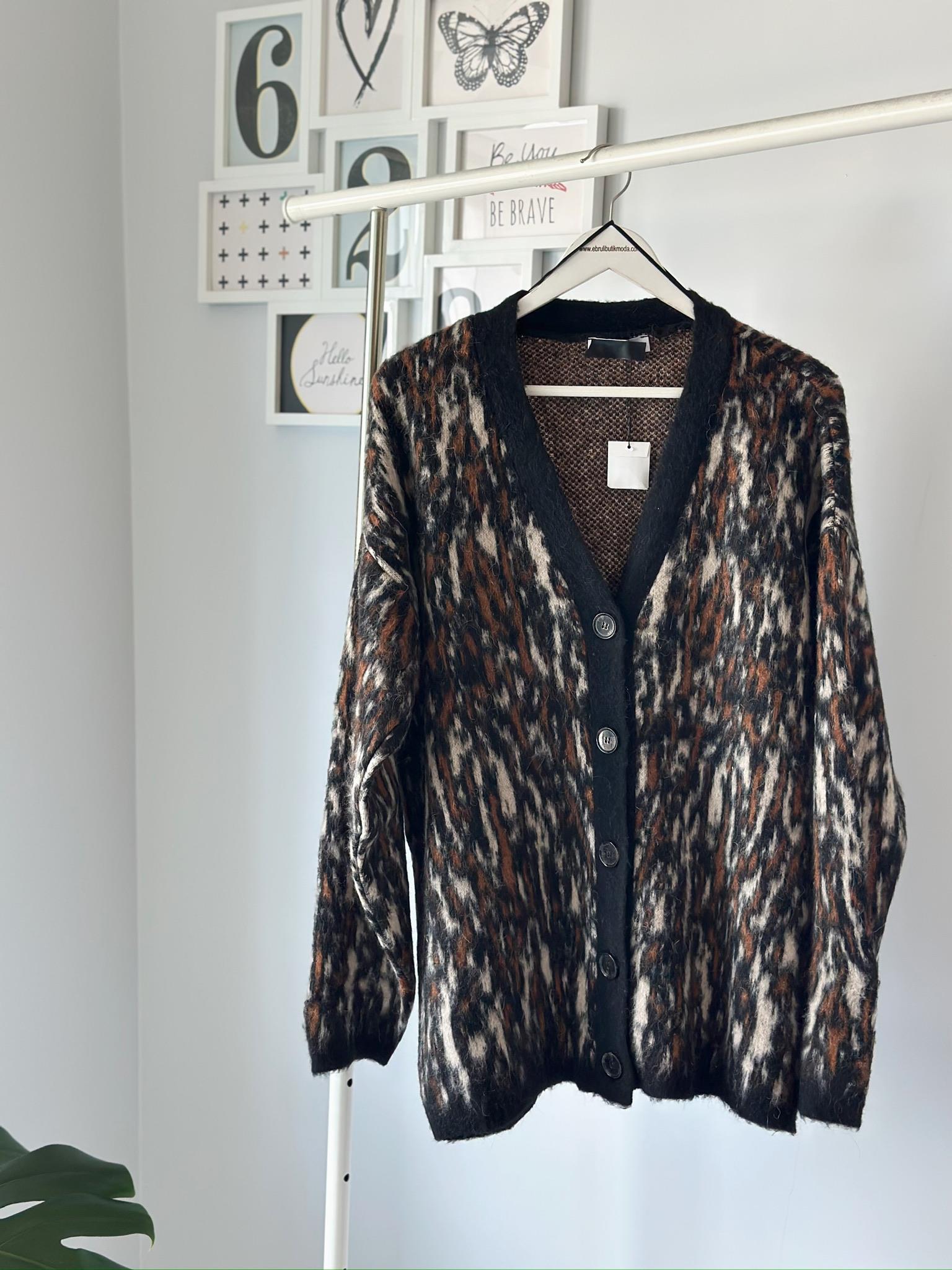 LEOPAR GEÇİŞLİ DÜĞMELİ HIRKA