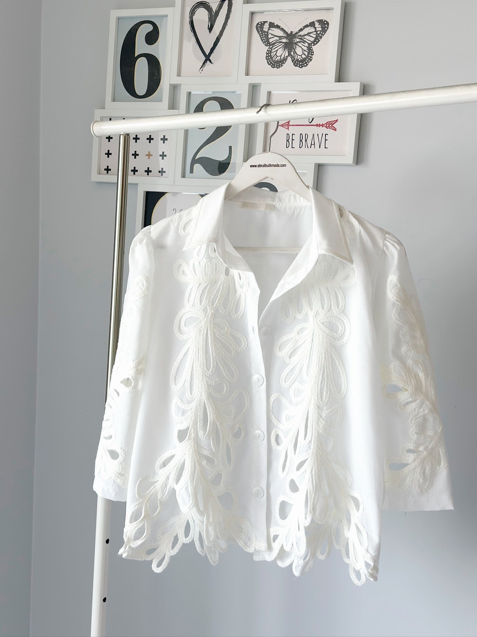 NAKIŞ DETAYLI GÖMLEK