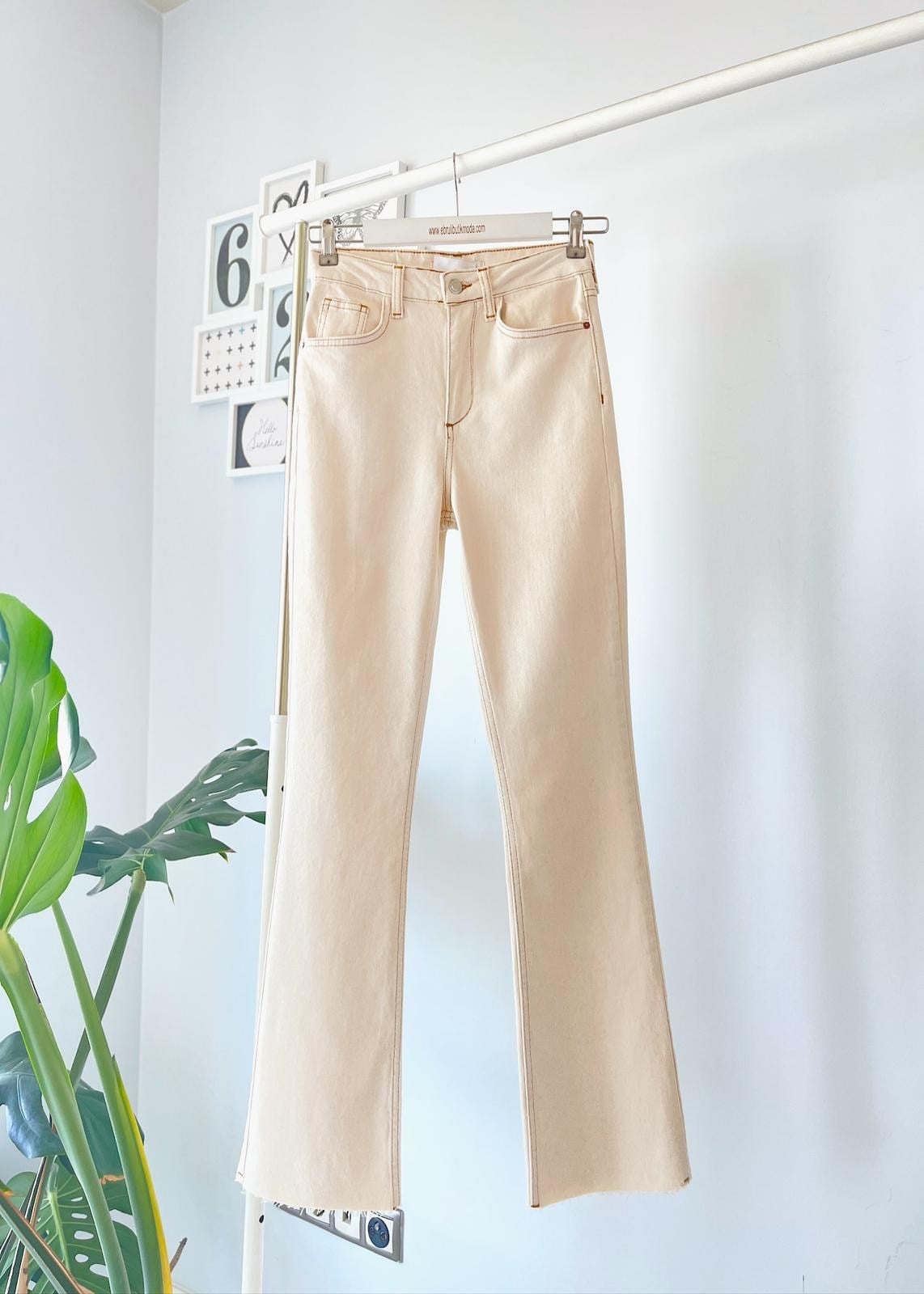 NATURAL FLARE JEAN