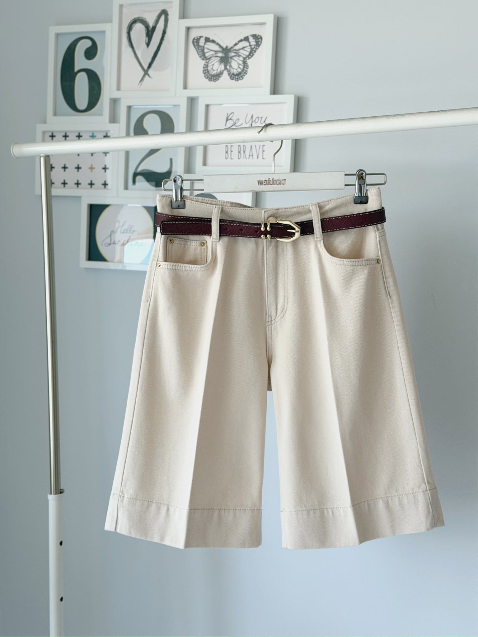 NATURAL KEMERLİ DENIM BERMUDA