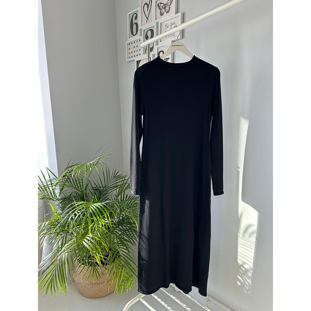 ÖNDEN YIRTMAÇLI TRİKO ELBİSE