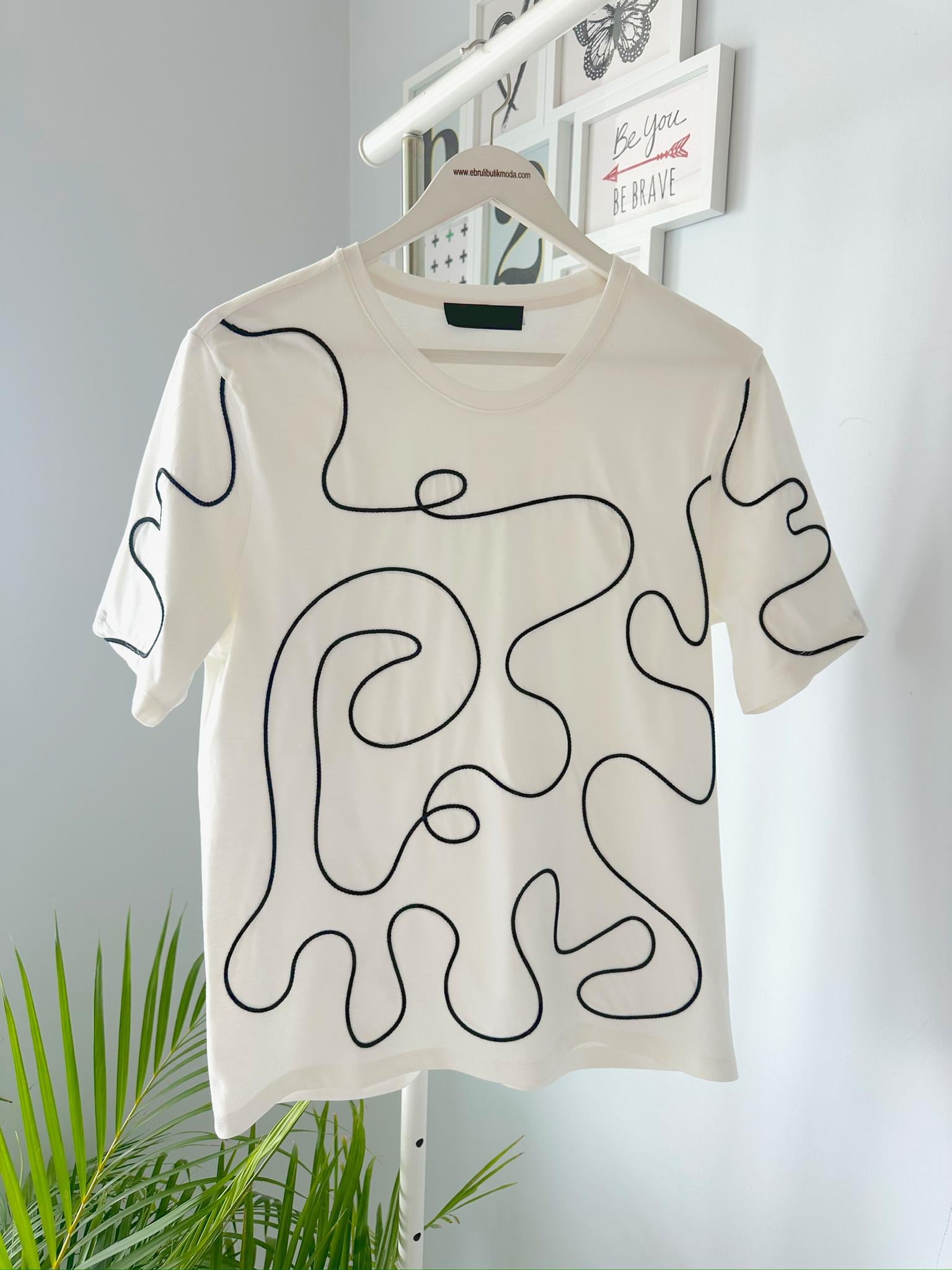 ÖNÜ NAKIŞLI TSHIRT