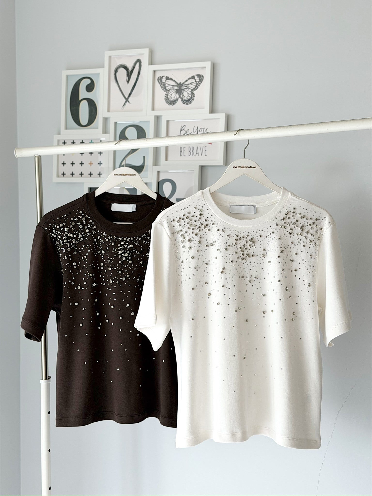 ÖNÜ TAŞ DETAYLI TSHIRT