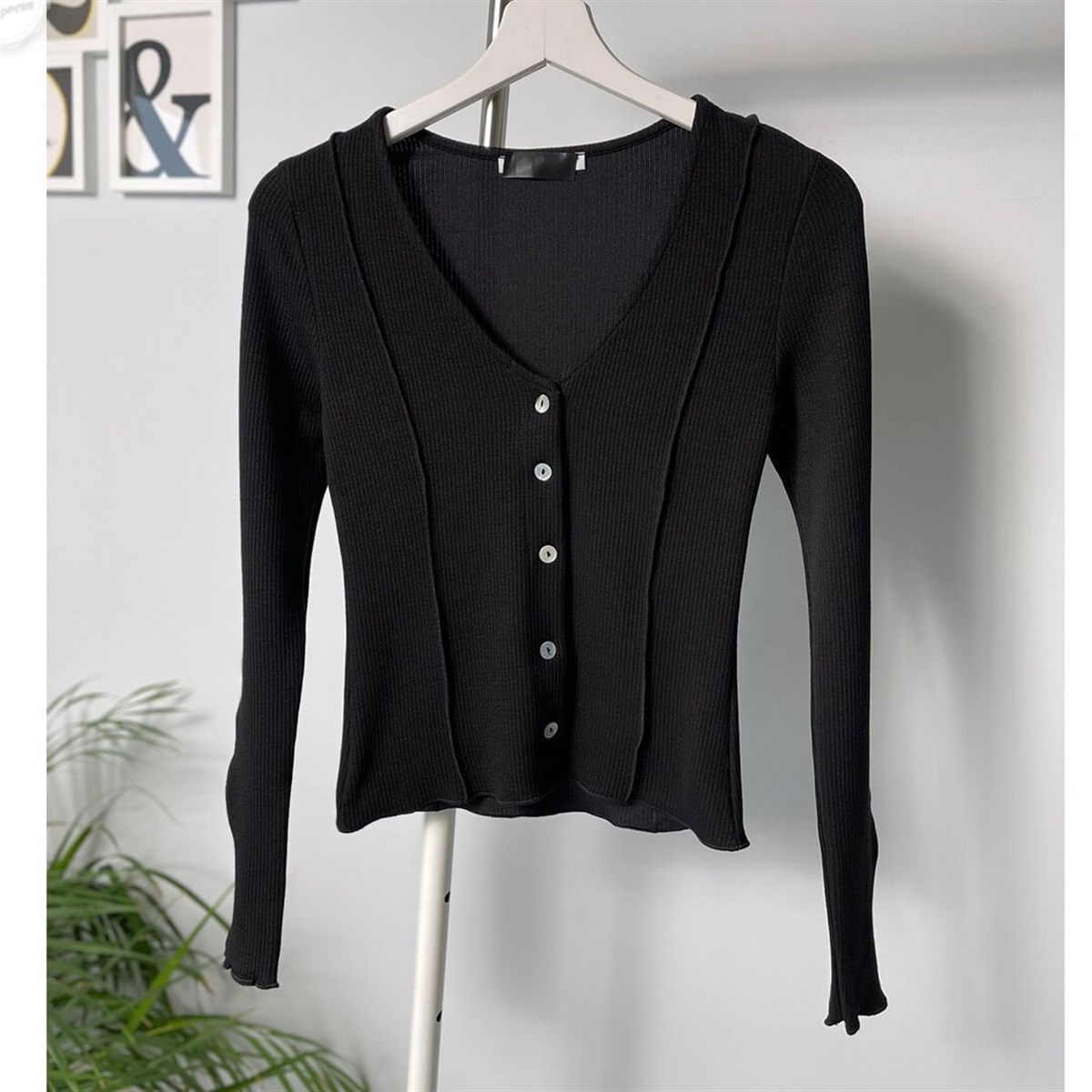 V YAKA SEDEF DÜĞMELİ BLUZ