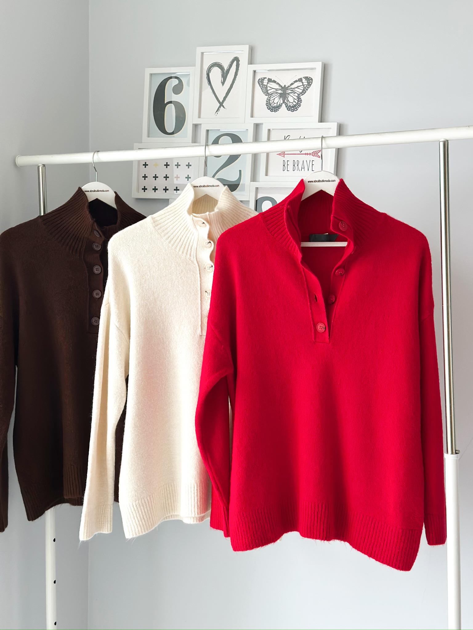 YAKASI DÜĞMELİ KAZAK