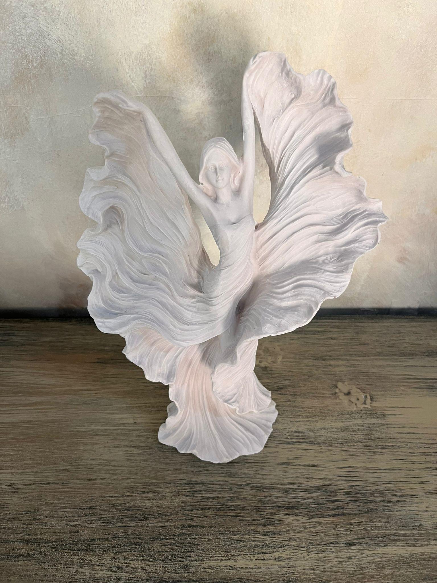 Etekleri Uçuşan Dansçı Kız 35X19X19 CM