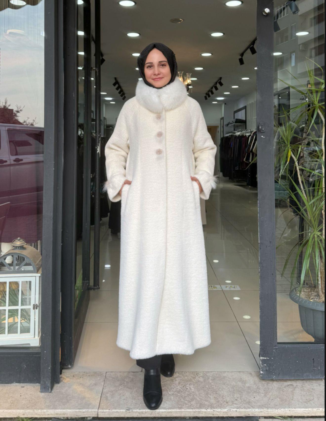 Kaban angora yaka kürklü ön ve kollarda boncuk işlemeli ekru