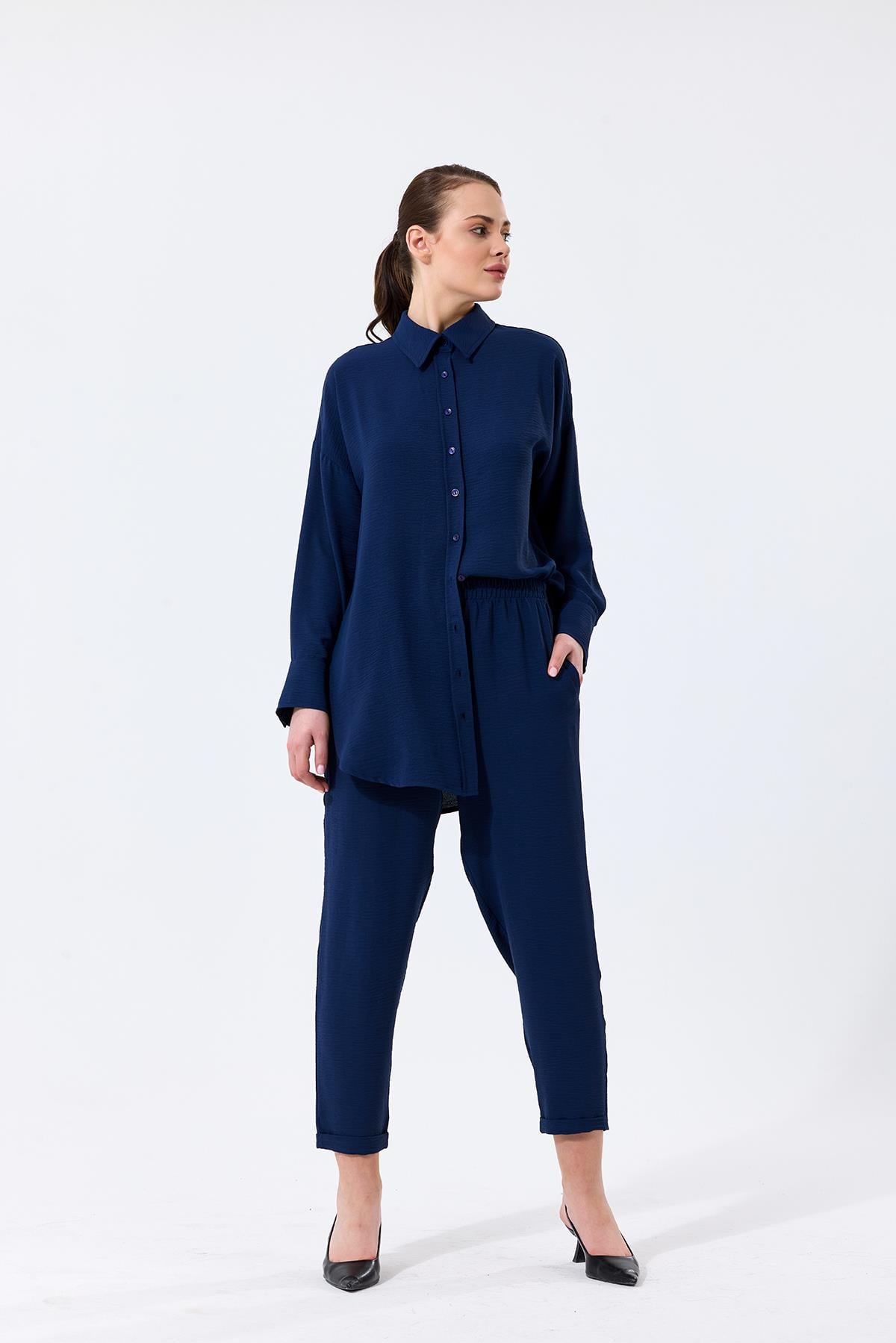 Aerobin Kumaş Gömlek Yaka Düğmeli Dar Paça Pantolon Cep Detaylı Lotus İkili Takım Lacivert