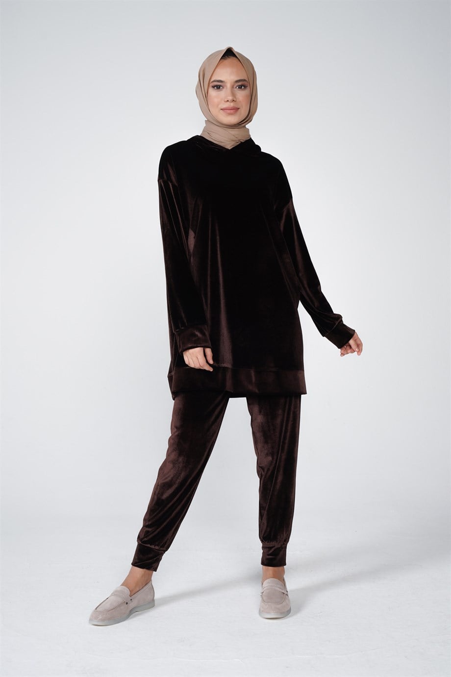 Kadife Kumaş Kapüşonlu Paça Lastik Detaylı Daphne İkili Takım Kahve