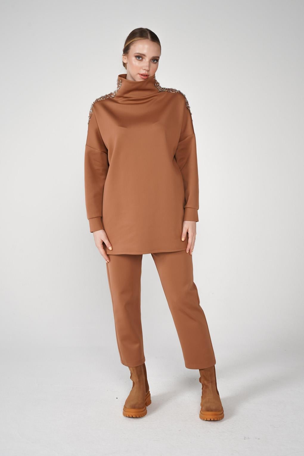 Scuba Kumaş Omuz Taş İşlemeli Tunik Ve Havuç Pantolonlu Shine İkili Takım Taba