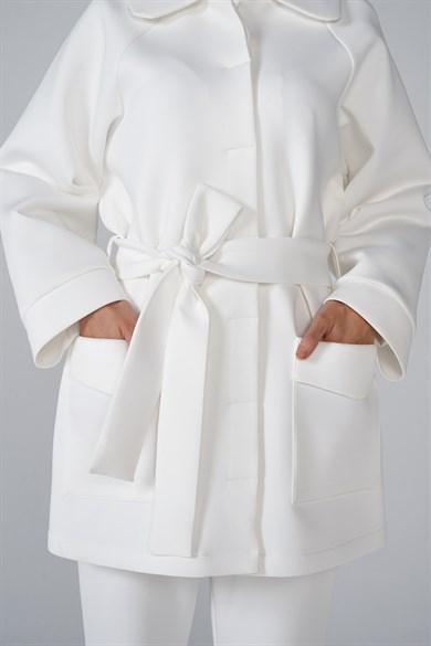 Puf Kumaş Bebe Yaka Cep Düğme Ve Kemer Detaylı Vendy Ceket Beyaz