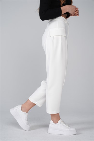 Scuba Kumaş Eva Cep Kapak Detaylı Pileli Balon Kesim Pantolon Beyaz