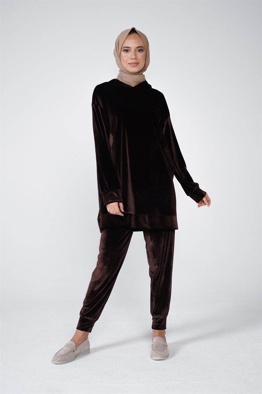 Kadife Kumaş Kapüşonlu Paça Lastik Detaylı Daphne İkili Takım Kahve