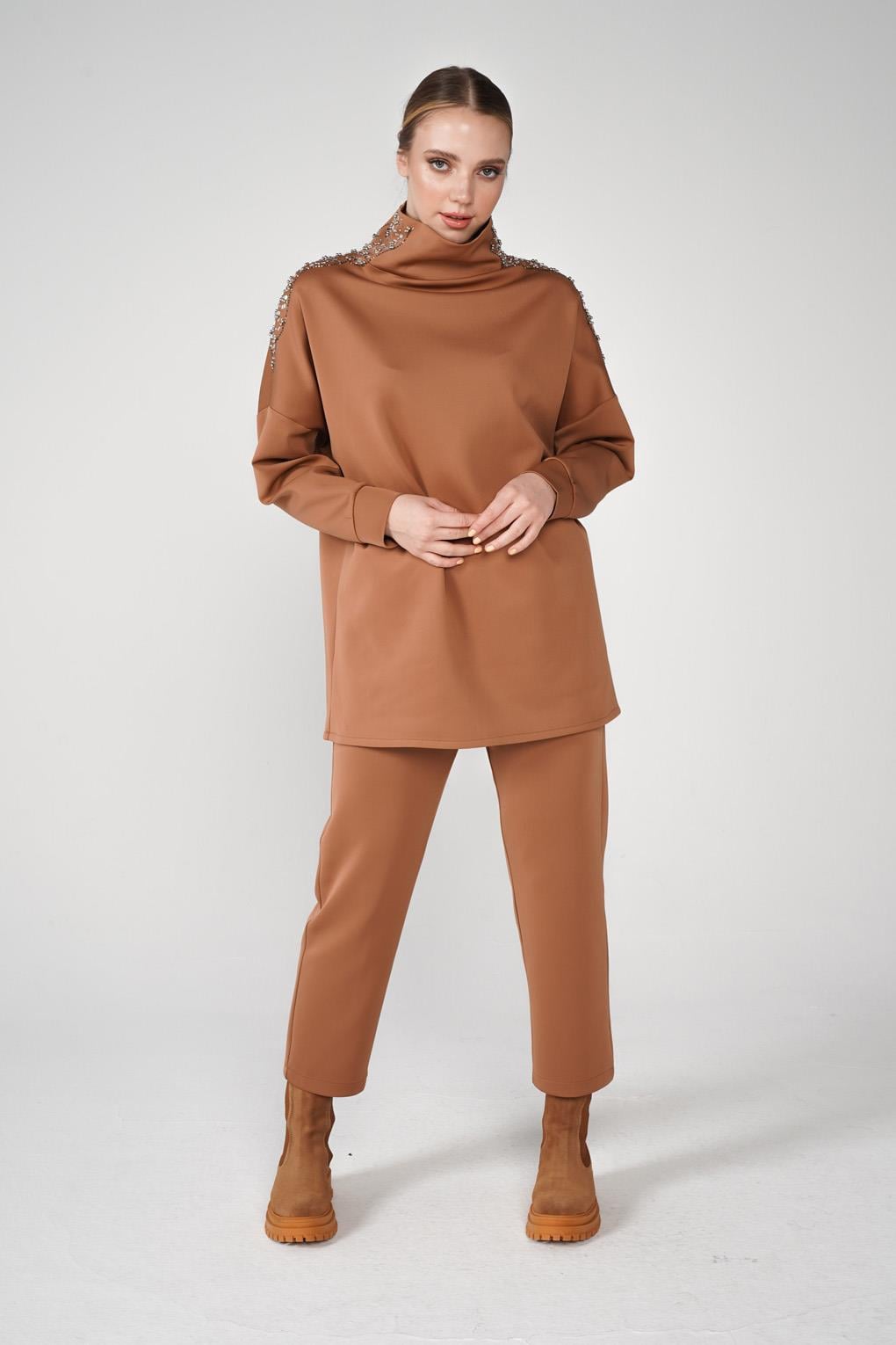Scuba Kumaş Omuz Taş İşlemeli Tunik Ve Havuç Pantolonlu Shine İkili Takım Taba