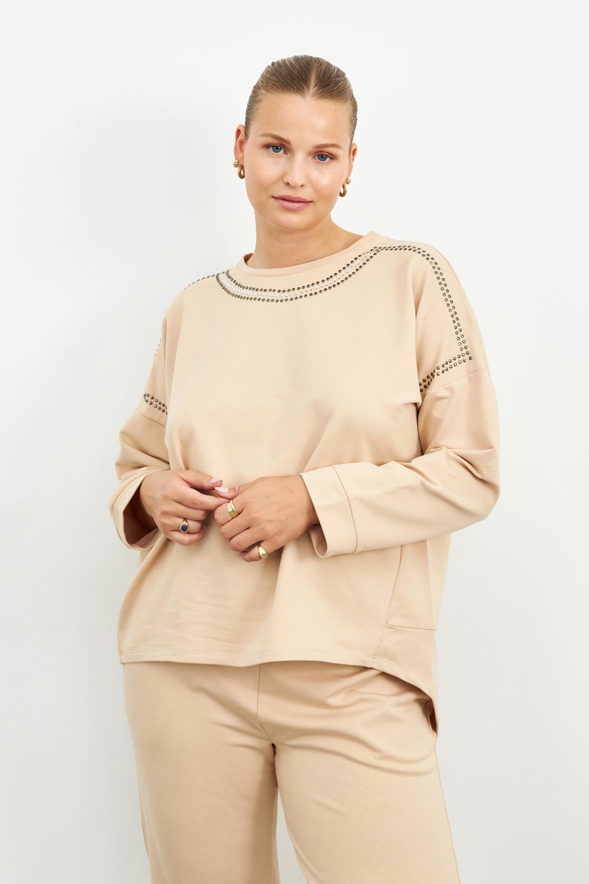 BEJ YAKASI TAŞLI SWEATSHIRT | curly