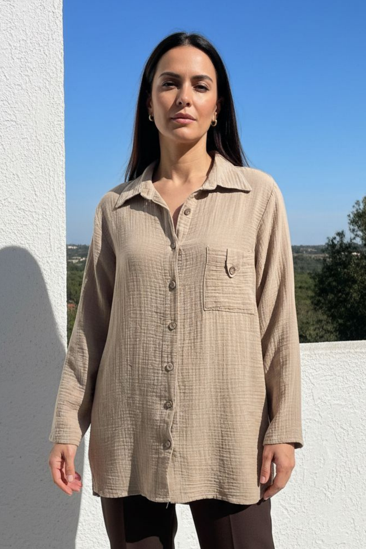 BEJ TEK CEPLİ MÜSLİN GÖMLEK | curly