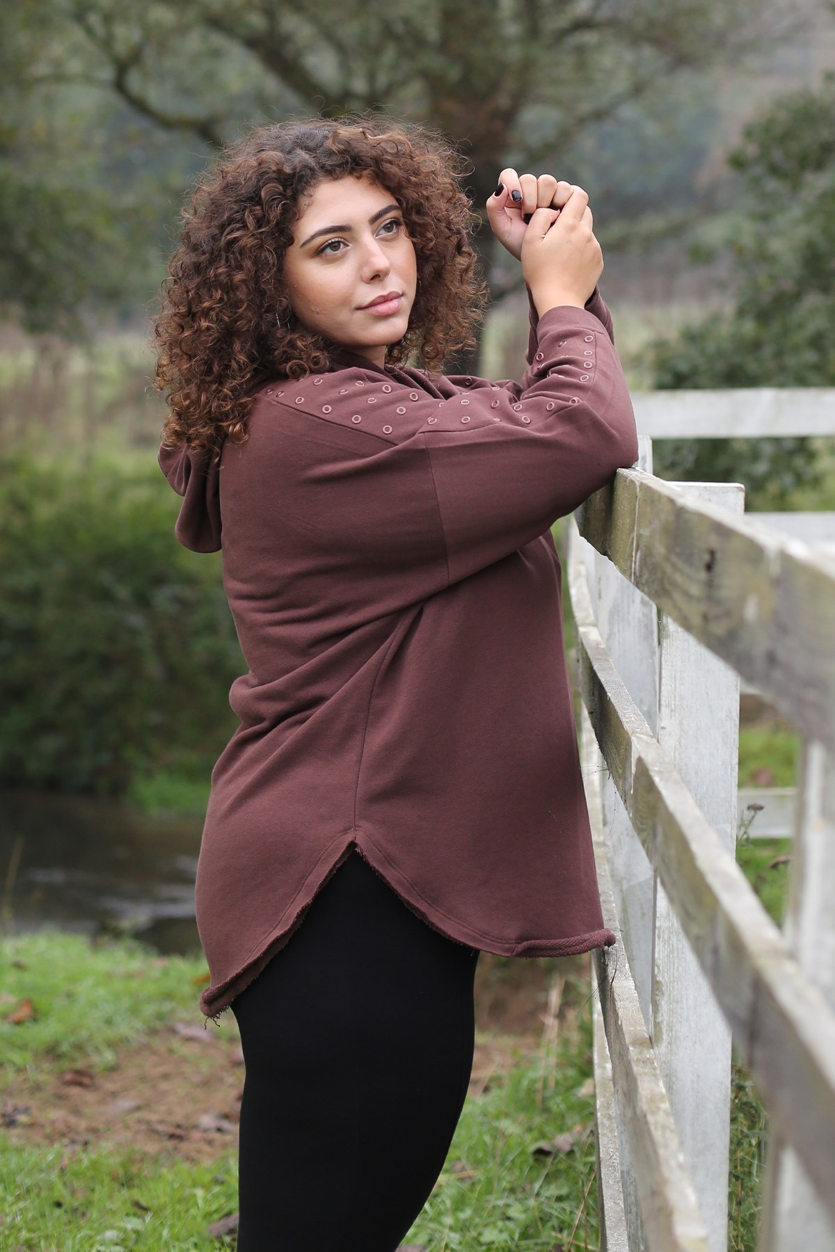 KAHVERENGİ, OMUZLARI TAŞLI SWEATSHIRT | curly