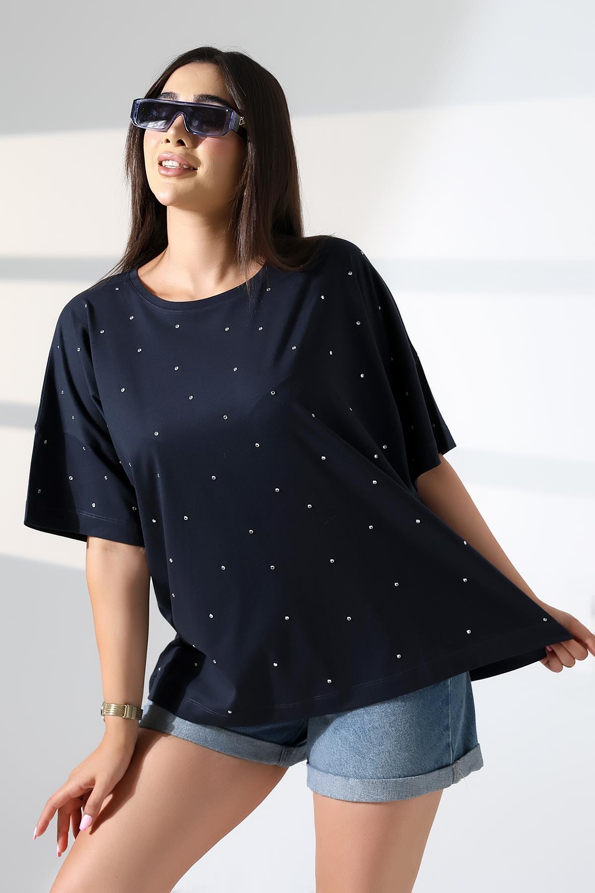 LACİVERT TAŞLI KAYIK YAKA T-SHIRT | curly