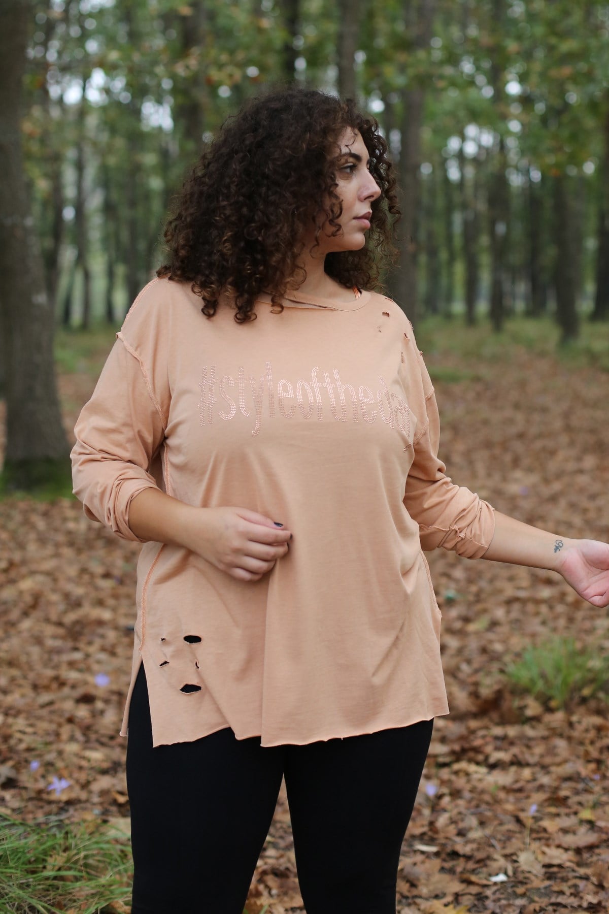NUDE, TAŞLI VE YIRTIKLI T-SHIRT | curly