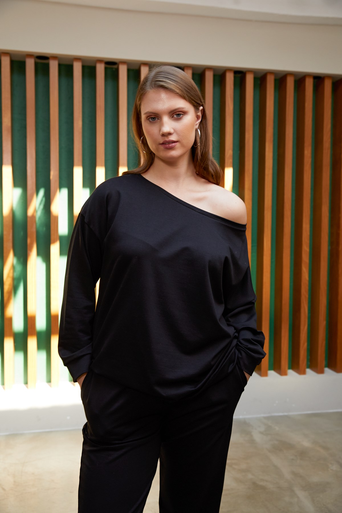 SİYAH KAYIK YAKA SWEATSHIRT | curly