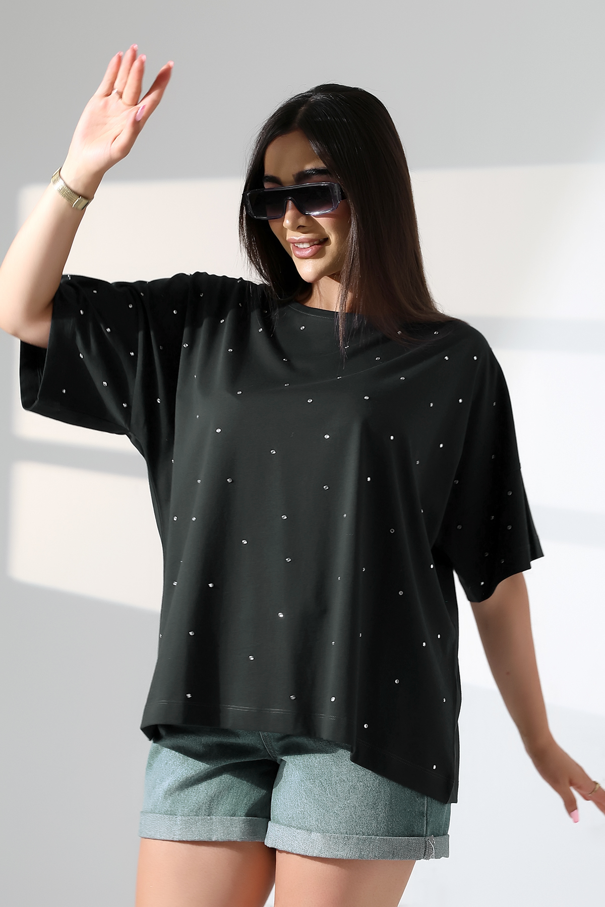 SİYAH TAŞLI KAYIK YAKA T-SHIRT | curly