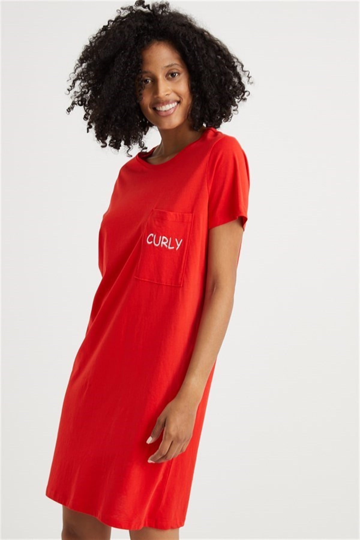 Tek cepli, cebi curly nakışlı, kısa kollu pamuk elbise | curly