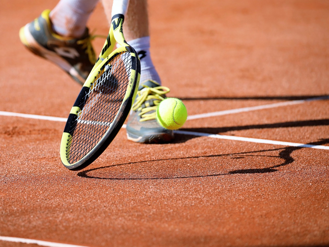 Tenis Ekipmanlarına Genel Bir Bakış: Raket, Top ve Ayakkabı Seçimi