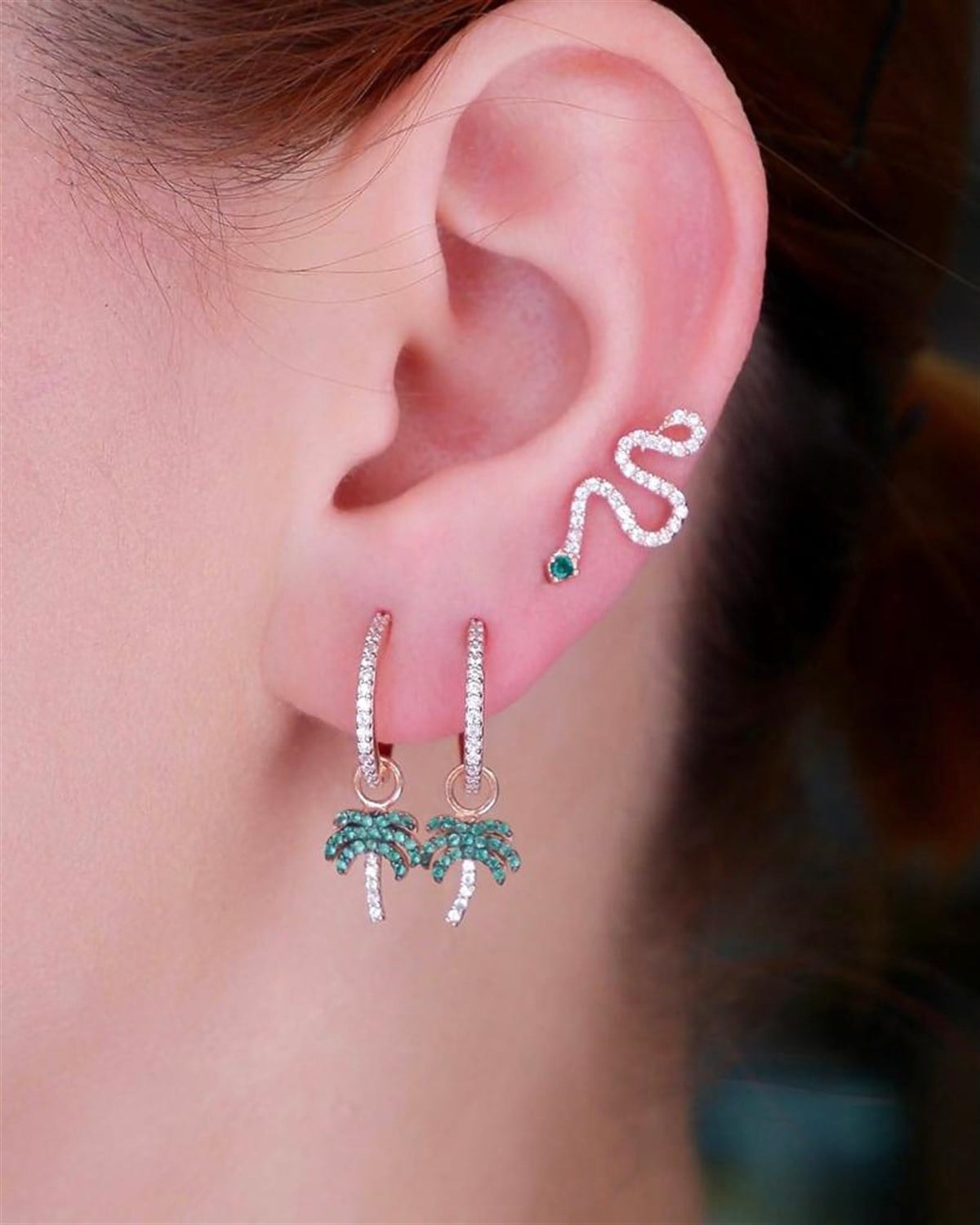 Zümrüt Taşlı Yılan Yan Küpe