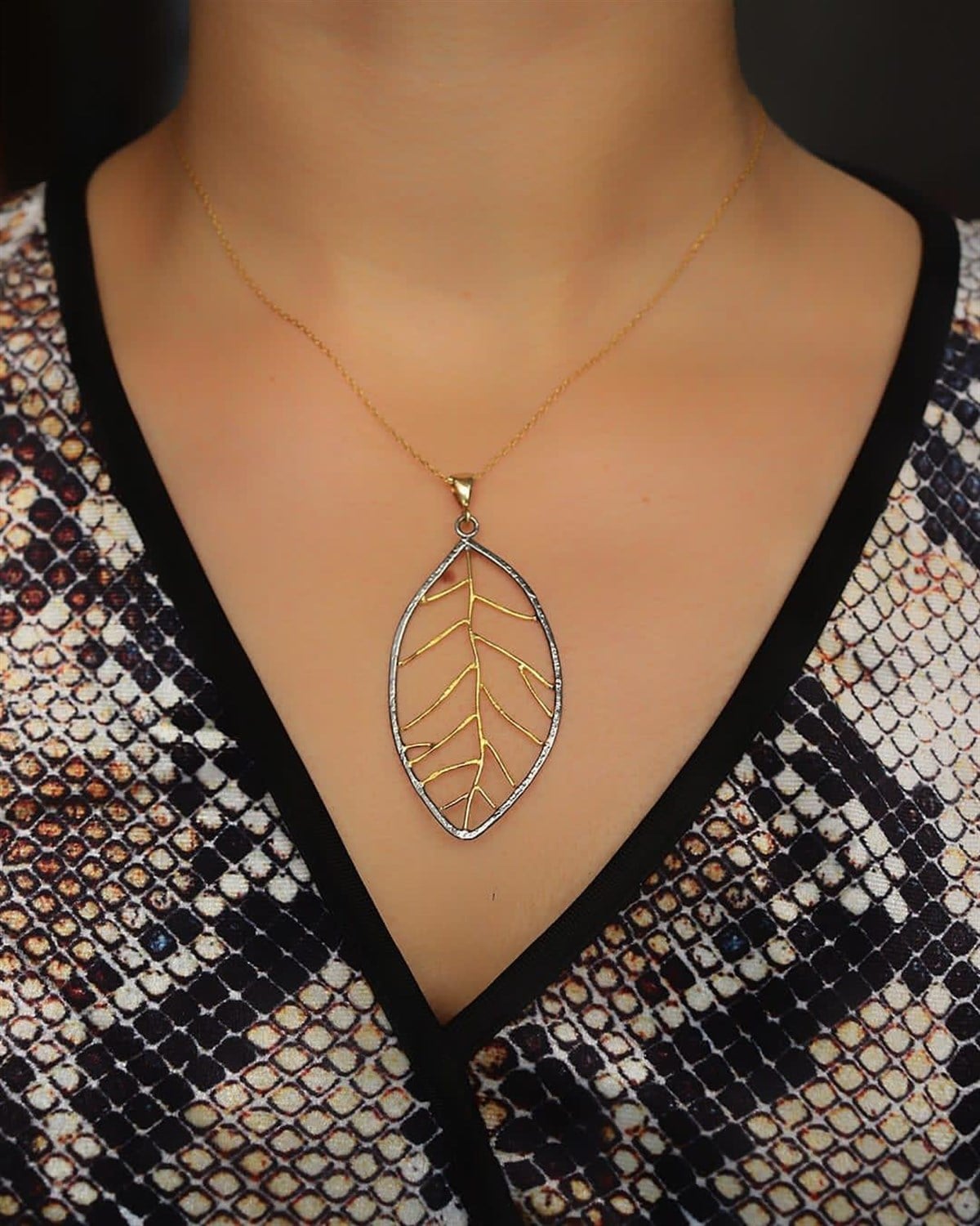 Sarı Siyah Tasarım Yaprak Kolye