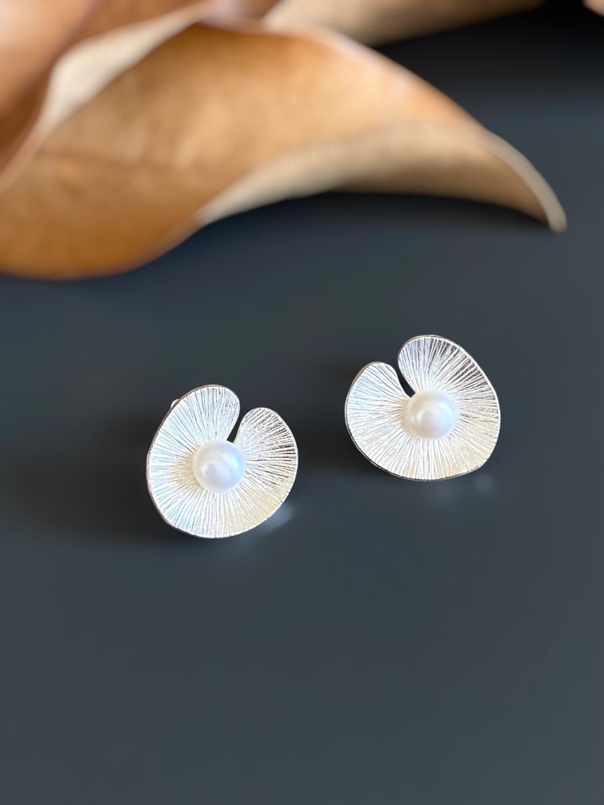 İncili Nilüfer Çiçeği Küpe