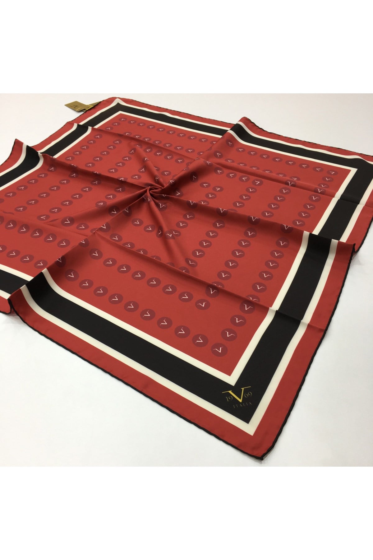 GOLD SERİ EŞARPGeometrik Desen Gold Seri Twill Eşarp Askısı ile Birlikte 90x90 cm