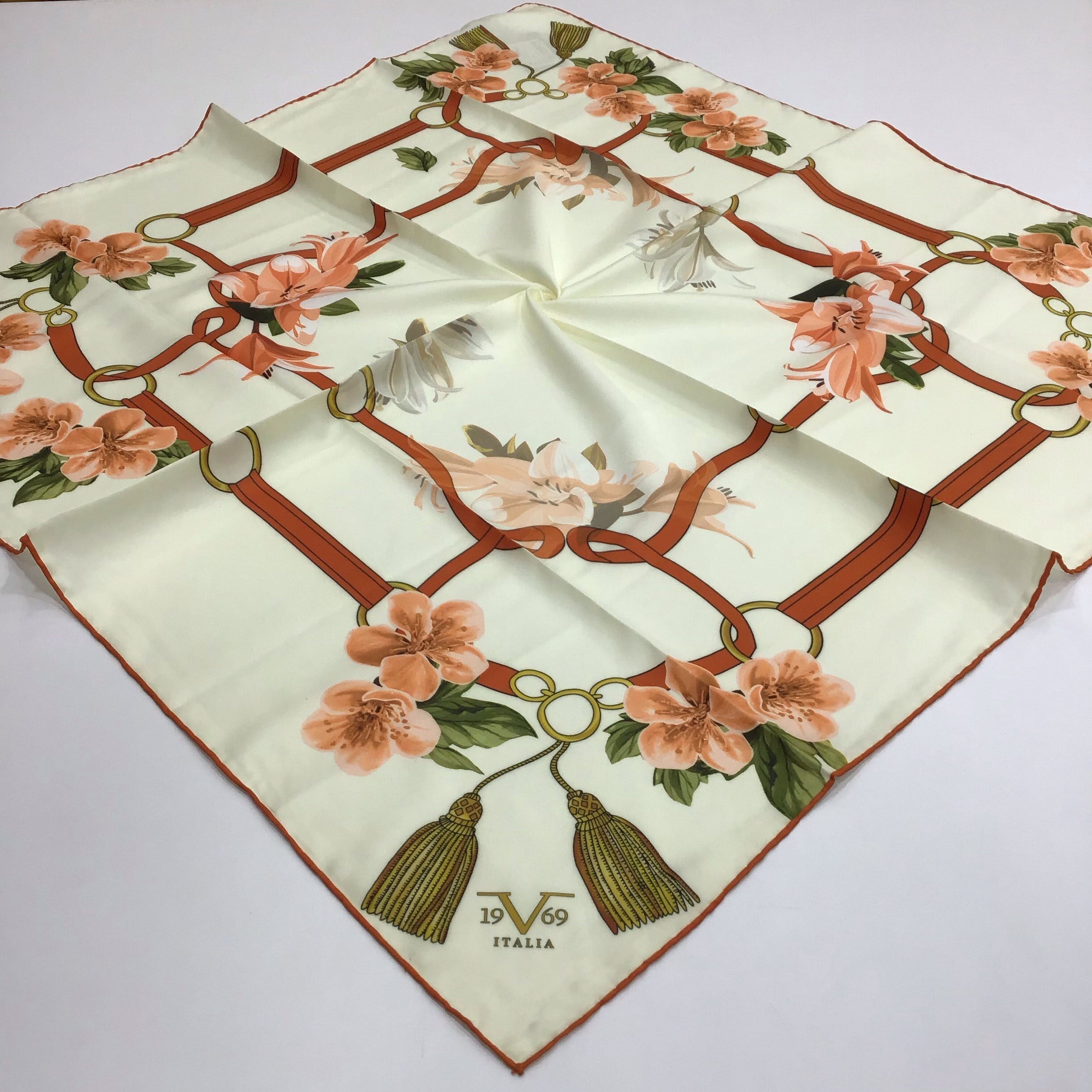 GOLD SERİ EŞARPÇiçekli Desen Gold Seri Twill Eşarp Askısı ile Birlikte 90x90 cm