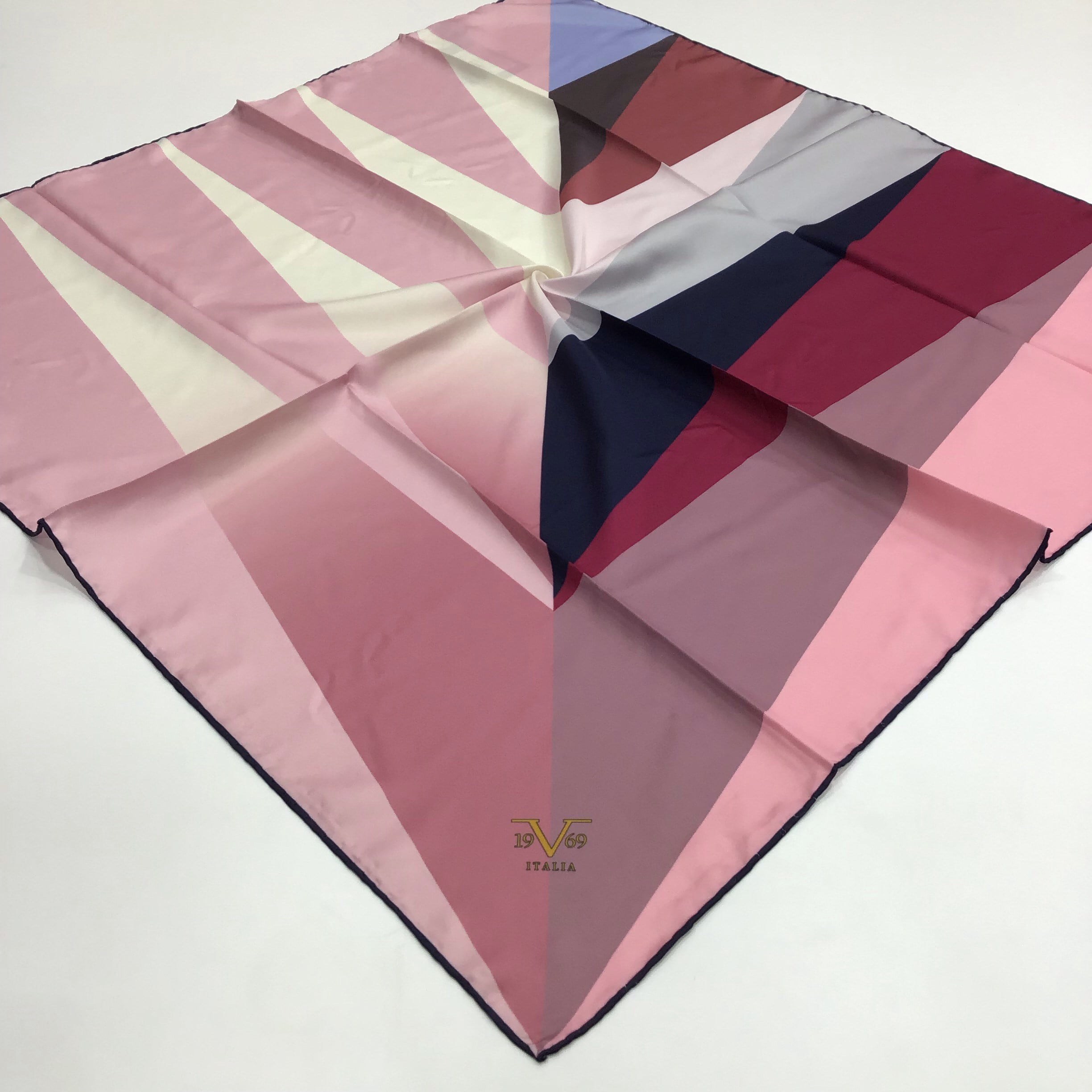 BLACK SERİ EŞARPGeometrik Desen Black Seri Twill Eşarp Askısı ile Birlikte 90x90 cm