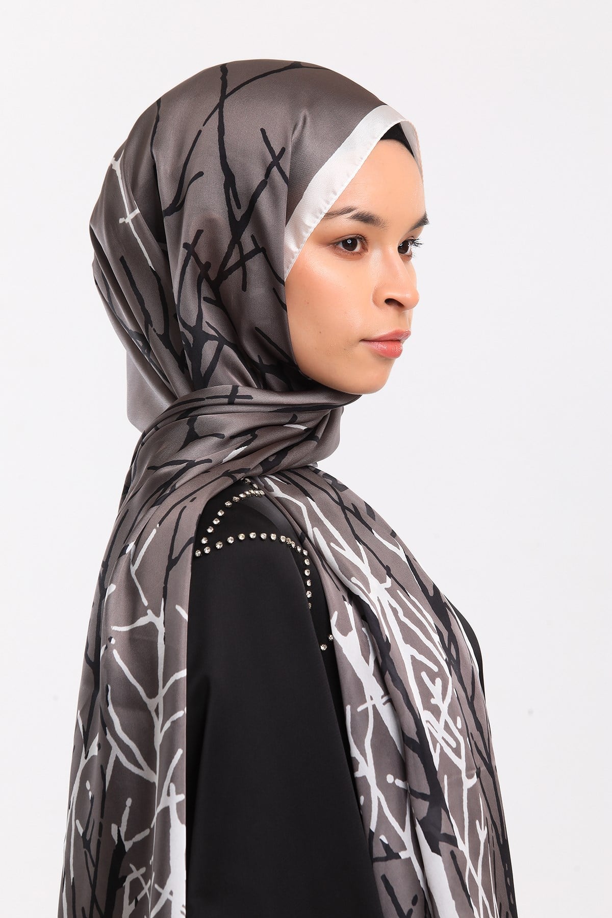DORA SATEN SERİ ŞALGeometrik Desen Dora Saten Seri Şal Askısı İle Birlikte 75x200 cm